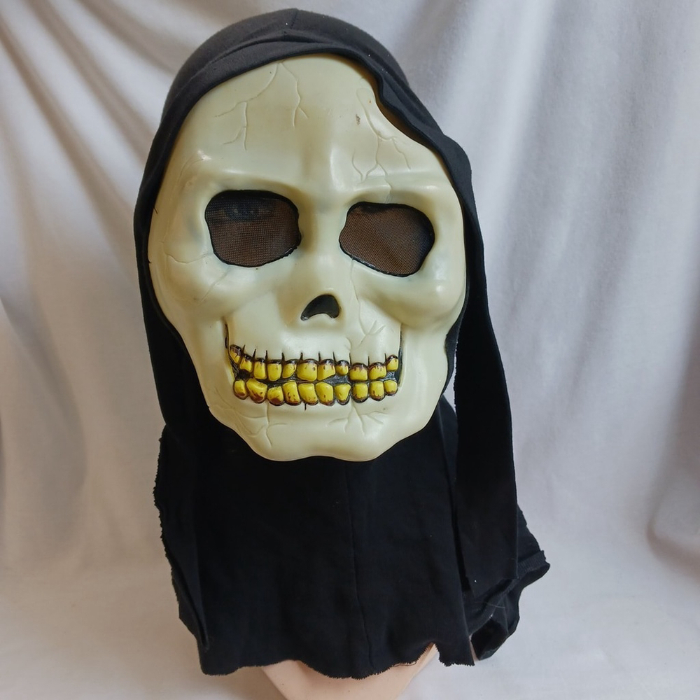 Easter Unlimited Skull Shroud Mask Glow Yellow Teeth